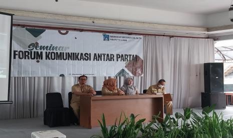 Kesbangpol Sleman menggelar seminar Forum Komunikasi Antar Partai.