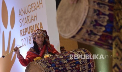 Kesenian Gendang Beleq tampil pada malam penganugerahan Syariah Republika di Jakarta, Kamis (8/11)