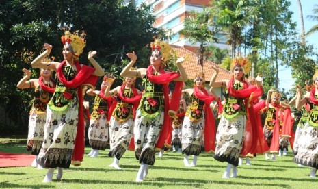 Kesenian rakyat asal Banyuwangi, Tari Gandrung, ikut meramaikan suasana jelang pembukaan Kongres V PDI Perjuangan (PDIP) yang digelar di Bali, Rabu (7/8).