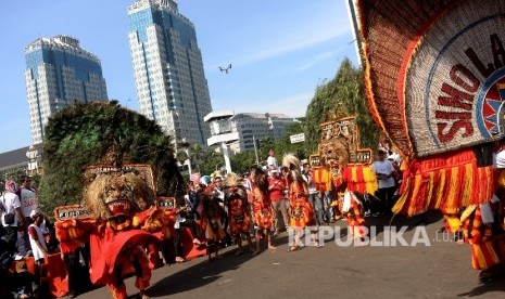 Kesenian Reog Ponorogo tampil mengikuti Parade Kebinekaan di Silang Monas, Jakarta, Sabtu (19/11).