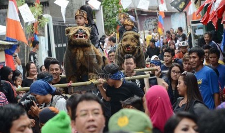  Kesenian sisingaan pada acara 'Kampung Wisata Kreatif'  di daerah Dago Pojok dan Tanggulan,Bandung, Ahad (27/10).   (Republika/Edi Yusuf)