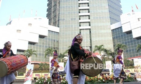 Kesenian tradisional Lombok Gendang Beleq tampil saat pembukaan Bulan Pesona Lombok-Sumbawa di Kementerian Pariwisata, Jakarta, Ahad (6/8).