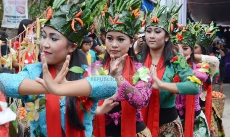   Kesenian tradisional pada acara 'Ngaruat Bumi dan Rempug Tarung Adu Tomat ' di kampung Cikareumbi, Kabupaten Bandung Barat, Kamis (14/11).  (Republika/Edi Yusuf)