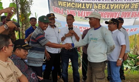 Kesepakatan jual beli jagung antara peternak dan petani saat acara dialog usai panen raya jagung di Desa Kalipepe, Kecamatan Yosowilangun, Kabupaten Lamongan, Jawa Timur, Sabtu (10/11).