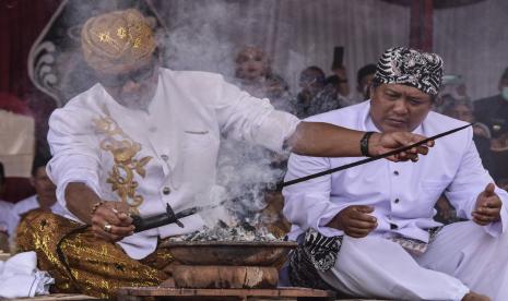 Kesepuhan membersihkan benda pusaka menggunakan asap kemenyan saat Tradisi Adat Nyangku di Alun-alun Panjalu, Kabupaten Ciamis, Jawa Barat, Senin (24/10/2022). Tradisi nyangku atau pencucian benda pusaka peninggalan Kerajaan Panjalu Prabu Sanghyang Borosngora yang digelar pada bulan Maulid Nabi bertujuan untuk mensucikan diri sekaligus menjaga tradisi turun temurun warga Panjalu, yang dulunya digunakan sebagai penyebaran agama Islam di Tatar Galuh. 