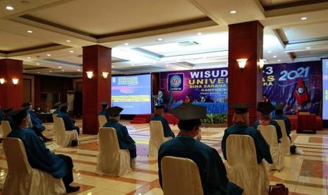 Keseriusan Veni Handayani dalam menyelesaikan pendidikan di Universitas BSI (Bina Sarana Informatika) kampus Tegal memang layak mendapatkan derasnya pujian. Wanita yang sering disapa Veni ini menjadi lulusan terbaik prodi Sistem Informasi (D3) Universitas BSI kampus Tegal dengan IPK 4.00.