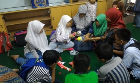 Keseruan dan antusiasme anak-anak membuat roket air di ajang Republika Fun Science, Sabtu (17/9) di kantor Harian Republika