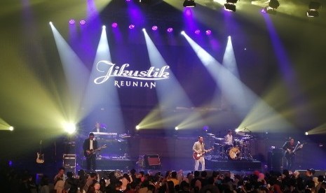 Keseruan Konser Jikustik Reunian di Balai Sarbini, Plaza Semanggi, Jakarta, Jumat (19/7).