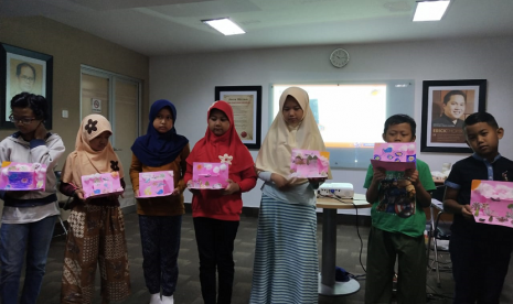 Keseruan peserta Fun Science membuat ekosistem dan jembatan angka di Kantor Republika, Sabtu (8/12). 