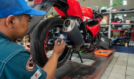 kesiapan kendaraan dan pengendara menjadi kunci keselamatan di jalan saat mudik berlebaran. Tampak aktivitas perawatan sepeda motor di bengkel Suzuki