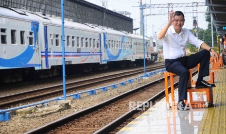 Kesiapan Stasiun Senen Menteri Perhubungan Ignatius Jonan menyapa pemudik usai melepas 720 pemudik gratis dengan kereta api di Stasiun Senen, Jakarta, Sabtu (2/7)