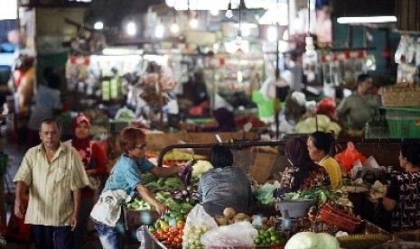 Kesibukan di salah satu pasar tradisional.