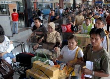 Kesibukan para penumpang di Bandara Soekarno-Hatta, Cengkareng, Banten.