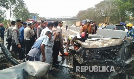 Kesibukan para petugas di lokasi Kecelakaan beruntun Tol Cipularang KM 91 jalur B, Kabupaten Purwakarta, Senin (2/9).