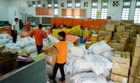  Kesibukan para petugas dibagian pengiriman paket di Kantor Pos Besar, Jalan Asia Afrika, Kota Bandung, Rabu (21/6). 