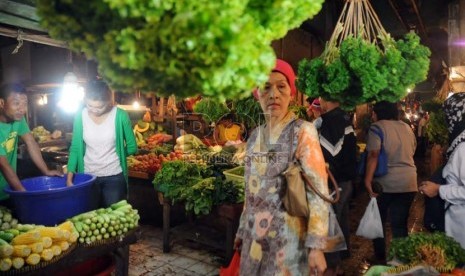 Kesibukan pedagang dan pembeli terlihat di Pasar Senen, Jakarta Pusat, Senin (4/3).   (Republika/Aditya Pradana Putra)