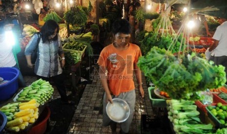 Kesibukan pedagang dan pembeli terlihat di salah satu los pasar tradisional (foto ilustrasi).   (Republika/Aditya Pradana Putra)