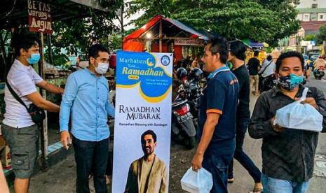 Kesibukan pembagian paket makanan di bulan Ramadhan sumbangan Ilkay Gundogan, gelandang andalan Manchester City keturunan Turki. 