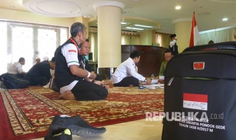 Kesibukan petugas haji yang tergabung dalam Panitia Penyelenggara Ibadah Haji (PPIH) Arab Saudi 2017 di kantor Daker Madinah, Rabu pagi (16/8). 