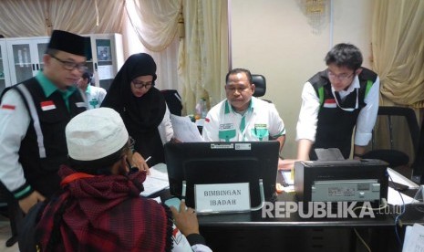 Kesibukan petugas haji yang tergabung dalam Panitia Penyelenggara Ibadah Haji (PPIH) Arab Saudi 2017 di kantor Daker Madinah, Rabu pagi (16/8). 