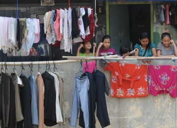 Kesibukan warga terlihat di sebuah blok rumahn susun tua di kawasan Tambora, Jakarta Barat, Ahad (30/10). (Republika/Aditya Pradana Putra) 