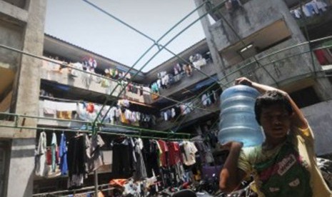 Kesibukan warga terlihat di sebuah blok rumahn susun tua di kawasan Tambora, Jakarta Barat, Ahad (30/10). (Republika/Aditya Pradana Putra) 