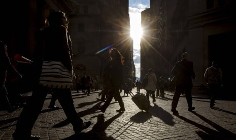 Kesibukan warga yang lalu lalang di distrik finansial New York di Wall Street.