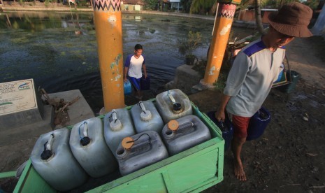 Kesulitan Air Bersih. Sejumlah warga mengambil air dari sebuah sendang di Lelea, Indramayu, Jawa Barat, Rabu (8/7). 