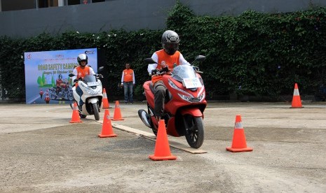 keterampilan mengendarai sepeda motor dengan benar  akan mengurangi risiko kecelakaan