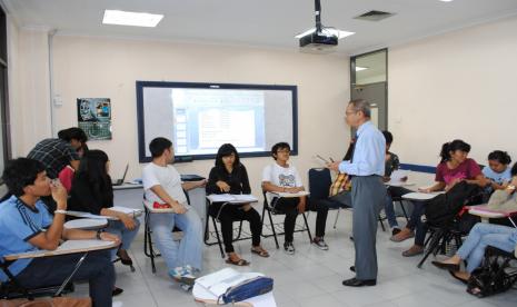 Keterampilan menulis kini menjadi vital dalam menunjang keberhasilan belajar siswa. Tampak suasana perkuliahan di kampus STBA LIA, Pengadegan Jakarta Selatan