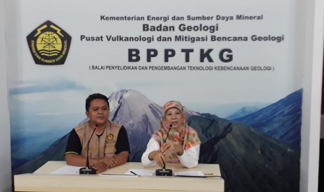 Keterangan dari Kepala BPPTKG, Hanik Humaida (jilbab), diberikan usai terjadi erupsi di Gunung Merapi.