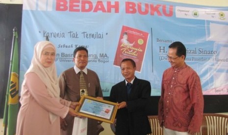 Dekan FKIP Universitas Djuanda Bogor, Siti Pupu Fauziah MPdI menyerahkan piagam kepada moderator bedah buku 'Karunia tak Ternilai' karya Ustaz Hasan Basri Tanjung MA di Unida, Rabu (29/4). Tampak hadir, ketua Ikapi DKI Jakarta yan