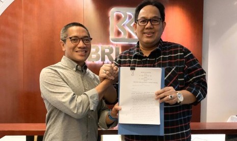 Direktur Bisnis Ritel BRI Syariah Fidri Arnaldy dan CEO Investree Adrian Gunadi setelah menandatangani perjanjian kerja sama.