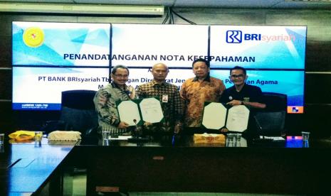 Keterangan foto: (ki-ka) Direktur Bisnis Komersil BRIsyariah Kokok Alun Akbar, Direktur Utama BRI Ngatari, Dirjen BADILAG MA Aco Nur, Sekretaris BADILAG MA Arief Hidayat setelah penandatanganan MOU