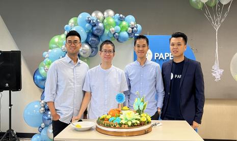 Keterangan Foto (kiri-kanan): Julius Emilio (Chief Commercial Officer Paper.id), Yosua Sugialam (CEO & Co-founder Paper.id), Jeremy Limman (Co-founder & CPO Paper.id), dan Anthony Huang (Chief Business Officer & Chief Operating Officer) secara simbolis melakukan prosesi potong tumpeng dalam peresmian kantor baru Paper.id di Gedung Green Office Park (GOP) 9, kawasan Digital Hub, BSD City.