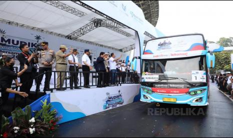 *Keterangan Foto:* Menteri BUMN RI Erick Thohir bersama Menteri Perhubungan RI Ir. Budi Karya Sumardi serta jajaran direksi BUMN melepas keberangkatan bus program mudik gratis bersama BUMN 2023, Selasa (18/4).