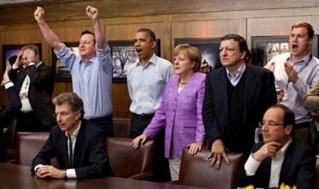 Keterangan: Perdana Menteri Inggris David Cameron, President AS Barack Obama, Kanselir Jerman Angela Merkel, Presiden European Commission Jose Manuel Barroso, Presiden Prancis Francois Hollande, dan lain lain saat menonton Final Champions, Sabtu (19/5).