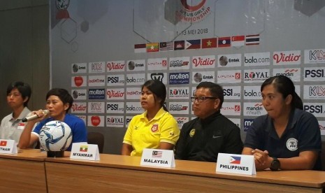  Keterangan pers dari manajer tim dan pelatih tim nasional putri dari lima negara yang mengikuti AFF Under-16 Girls Championship yang berlangsung di Palembang sejak  1–13 Mei 2018. Dari kanan ke kiri, pelatih timnas Filipina, Malaysia, Myanmar, Vietnam, dan Singapura.