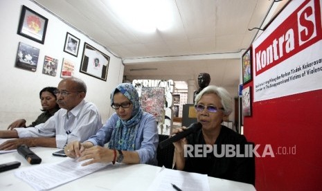 Keterangan pers terkait wacana pemberian gelar pahlawan untuk Soeharto di Kantor Kontras, Jakarta, Selasa (24/5).  (Republika/Rakhmawaty La'lang)