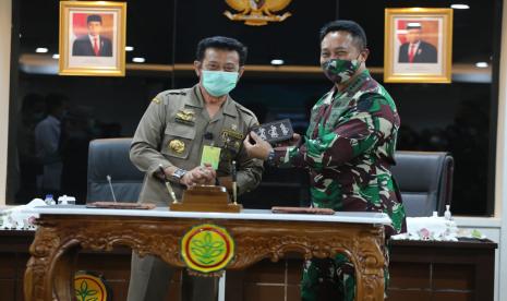 Ketersediaan bahan pangan pokok adalah salah satu tugas besar negara. Kami (red-TNI) juga  merasa menjadi bagian dari tanggung jawab itu. Hal tersebut disampaikan Kepala Staf TNI Angkatan Darat (KASAD),Jenderal TNI Andika Perkasa saat menyampaikan sambutannya pada pendandatanganan kerja sama antara Kementerian Pertanian dengan TNI Angkatan Darat (TNI AD) di Kantor Pusat Kementan, Selasa (29/9).