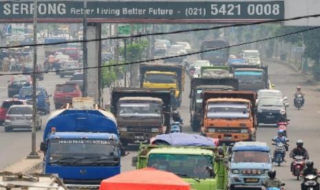 Ketika menyalip, pastikan ada ruang yang cukup antara truk dengan mobil.