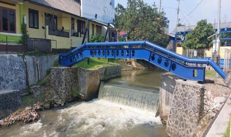 Ketinggian air di Bendung Katulampa, Bogor Timur, Bogor, Jawa Barat, kian menyusut seiring musim kemarau.