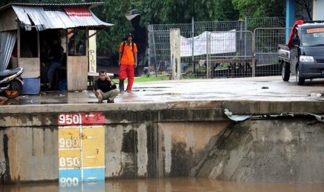  Ketinggian air mencapai 800cm di Pintu Air Manggarai, Jakarta, Selasa (10/2). 