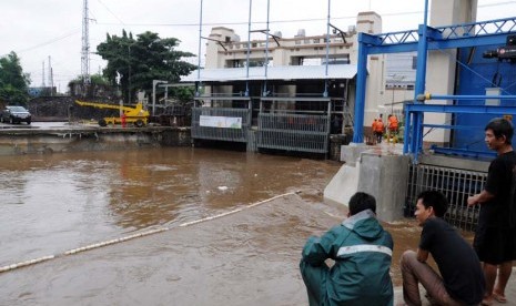  Ketinggian air mencapai 800cm di Pintu Air Manggarai, Jakarta, Selasa (10/2). 