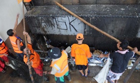  Ketinggian air mencapai 800cm di Pintu Air Manggarai, Jakarta, Selasa (10/2). 