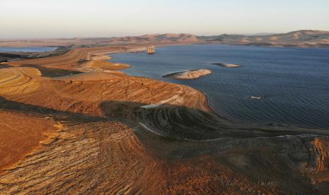 Ketinggian air rendah di Waduk San Luis, yang menyimpan air irigasi untuk pertanian Lembah San Joaquin, di Gustine, California, 14 September 2022. Saat perubahan iklim membawa suhu yang lebih panas dan kekeringan yang lebih parah, kota dan negara bagian di seluruh dunia menghadapi kekurangan air karena danau dan sungai mengering.