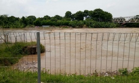 Ketinggian debit air di Bendung Bangkir Kecamatan Lohbener, Indramayu, sudah melebihi debit normalnya, Senin (23/1). Indramayu siaga banjir luapan Sungai Cimanuk.