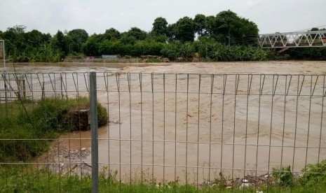 Ketinggian debit air di Bendung Bangkir Kecamatan Lohbener, Kabupaten Indramayu sudah melebihi debit normalnya, Senin (23/1). Indramayu siaga banjir luapan sungai cimanuk.