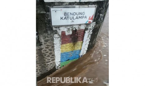 Ketinggian muka air Sungai Ciliwung di Bendung Katulampa, Bogor, naik menjadi 100 centimeter atau masuk siaga tiga. 