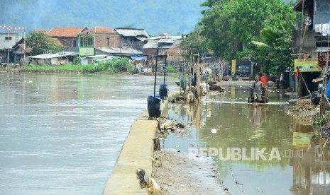 Ketinggian Sungai Citarum dengan jalan dan pemukiman sudah sama di Kecamatan Bojongsoang, Kabupaten Bandung, Senin (31/10). 